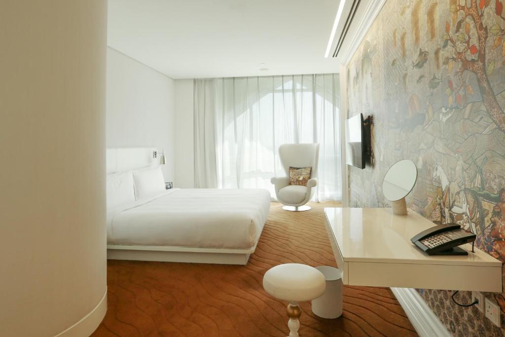 Postel nebo postele na pokoji v ubytování Mondrian Doha