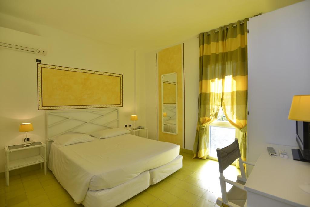 Postel nebo postele na pokoji v ubytování UNAHOTELS Club Hotel Ancora