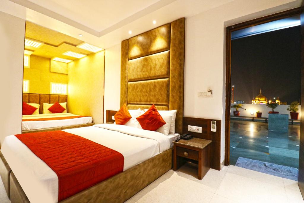 En eller flere senge i et værelse på Hotel Sapphire Opposite Golden Temple