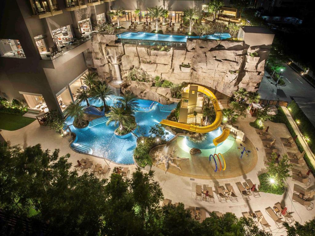 Mercure Pattaya Ocean Resort في باتايا سنترال: اطلالة جوية على حديقة مائية بالليل