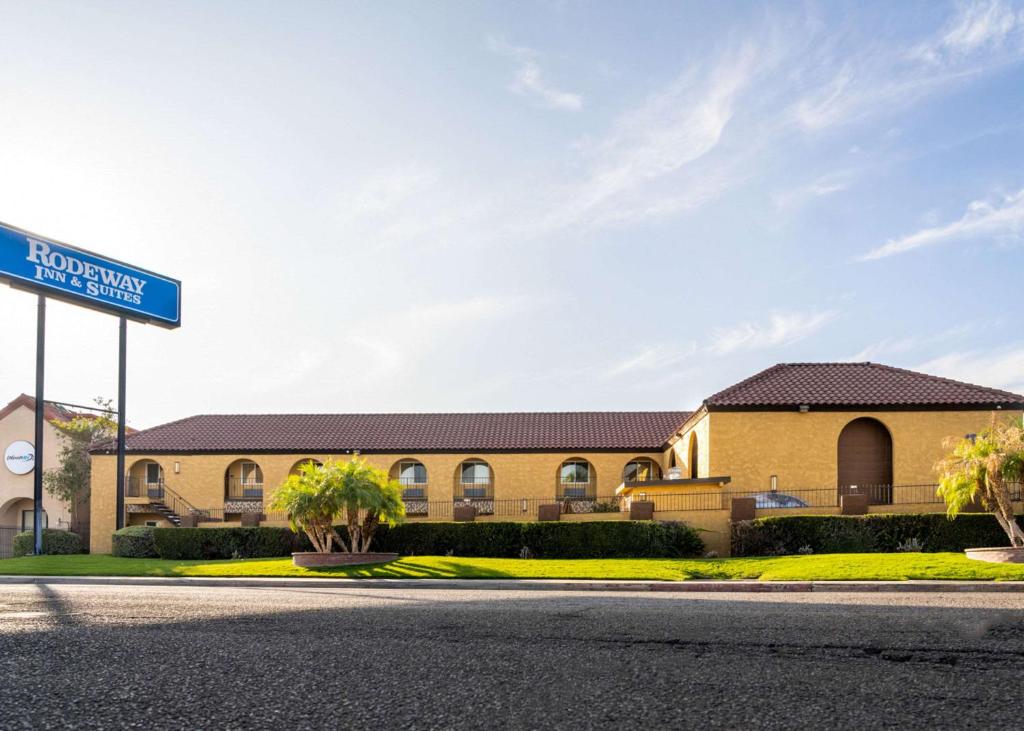 um edifício com uma placa de rua em frente em Rodeway Inn & Suites Colton-Riverside em Colton