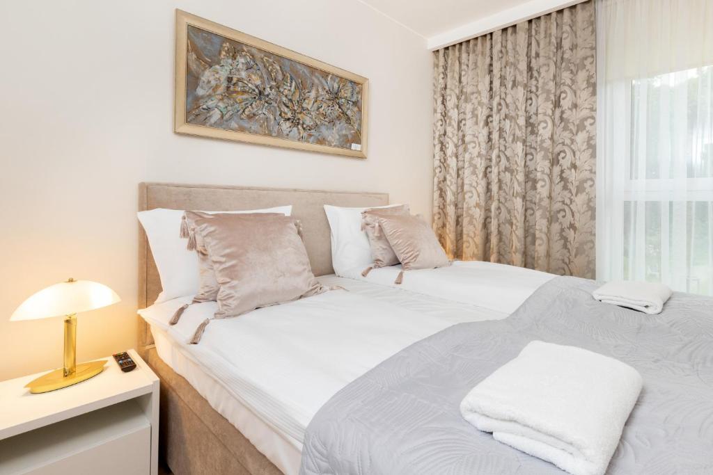 מיטה או מיטות בחדר ב-Angielska Grobla Premium by Renters