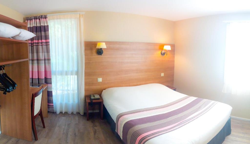 Postel nebo postele na pokoji v ubytování Hotel Alicia Auray Le Bono