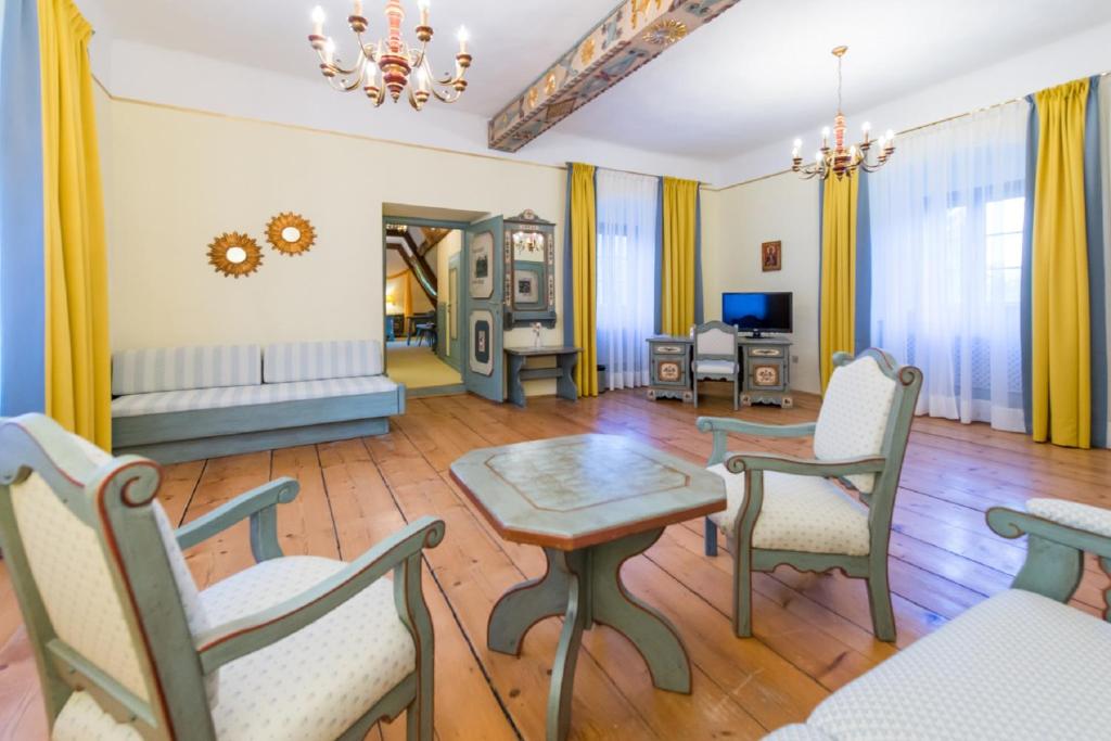 Televízia a/alebo spoločenská miestnosť v ubytovaní Hotel Kartause