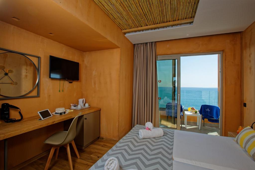 TV a/nebo společenská místnost v ubytování Palmera Beach Hotel & Spa - Adults Only