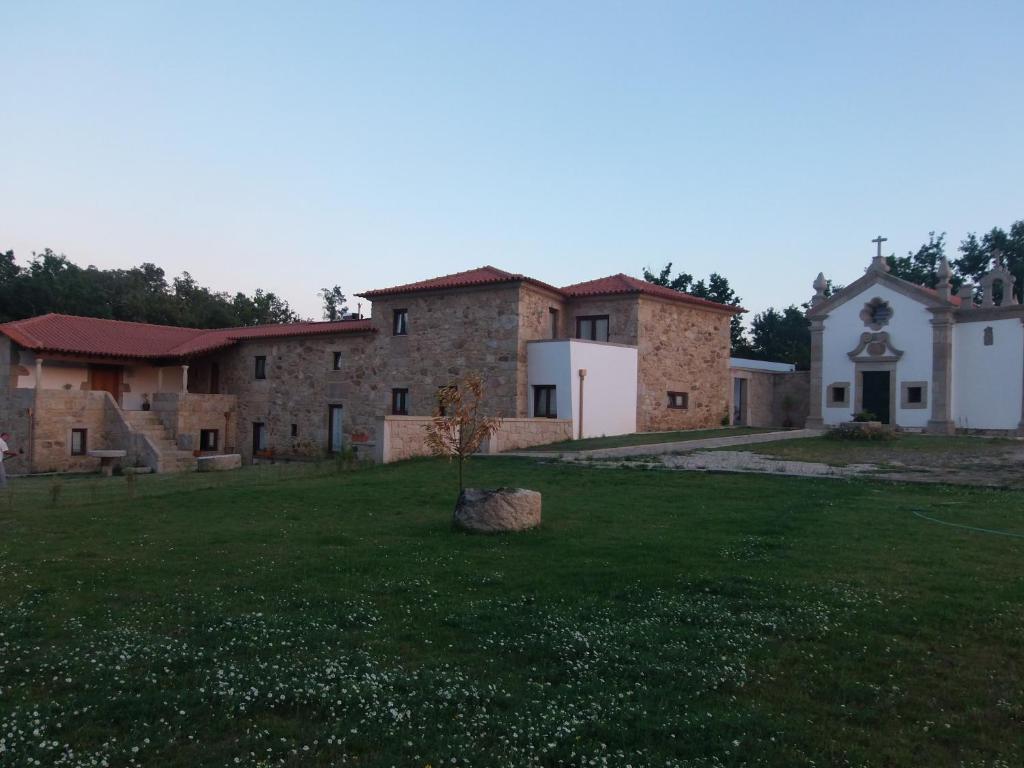 un grupo de edificios en un campo de césped en Quinta da Gandra, en Paredes de Coura