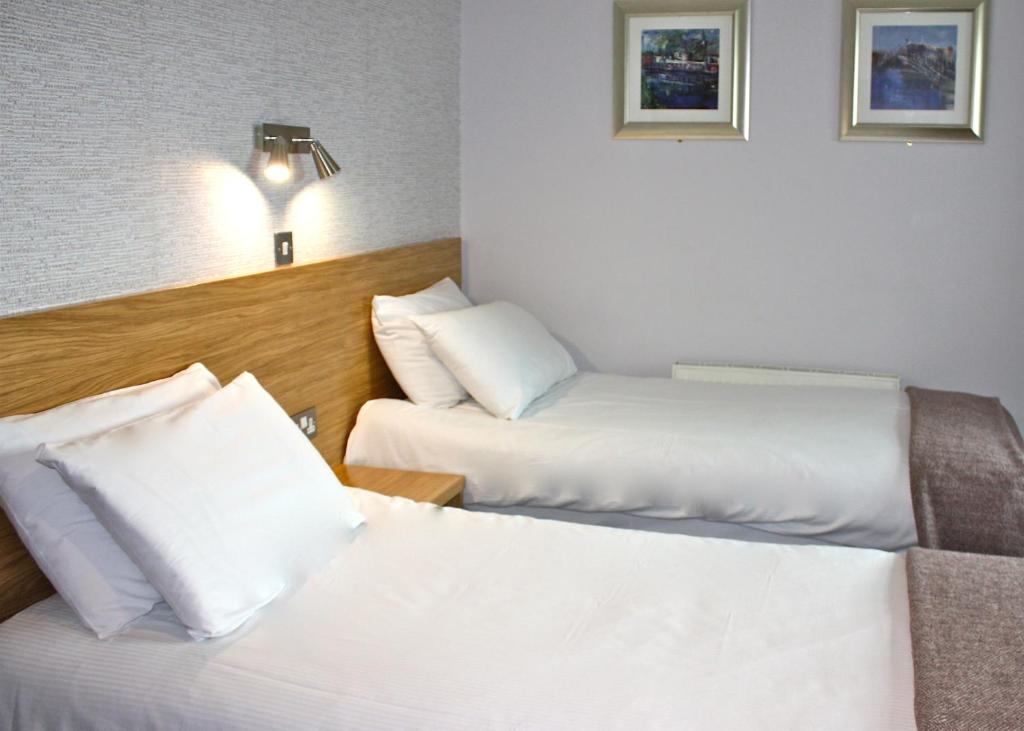 Postel nebo postele na pokoji v ubytování Jackson Court Hotel