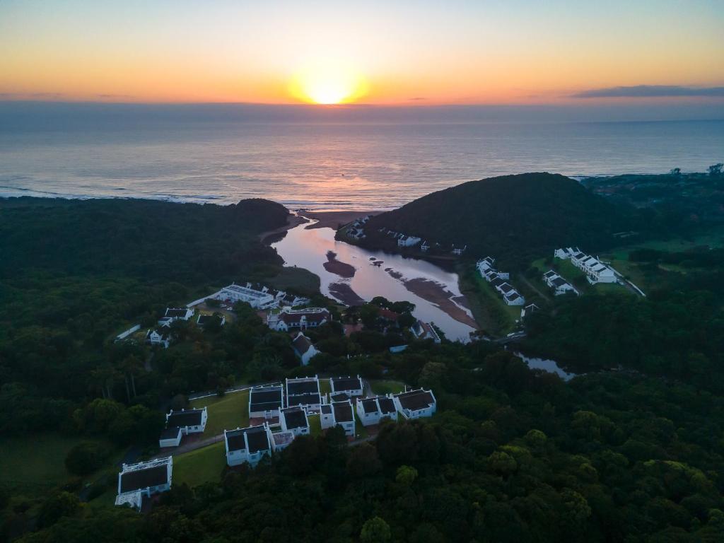 una vista aérea de un río al atardecer en The Estuary Hotel &amp; Spa, en Port Edward