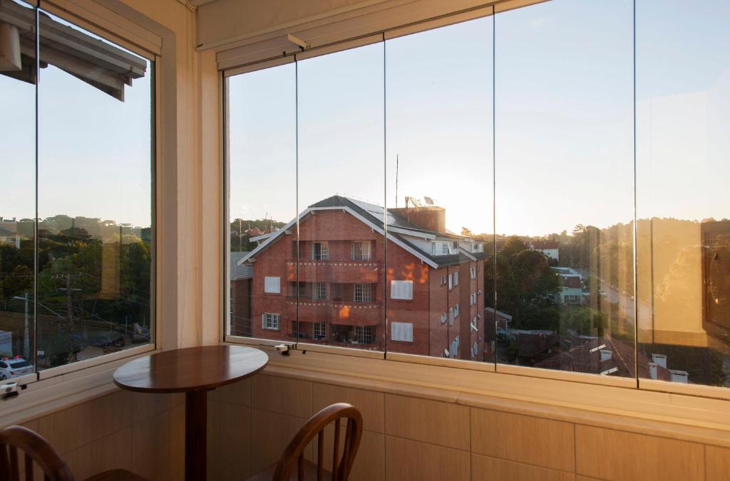  Apartamento completo com 2 quartos no centro de Canela