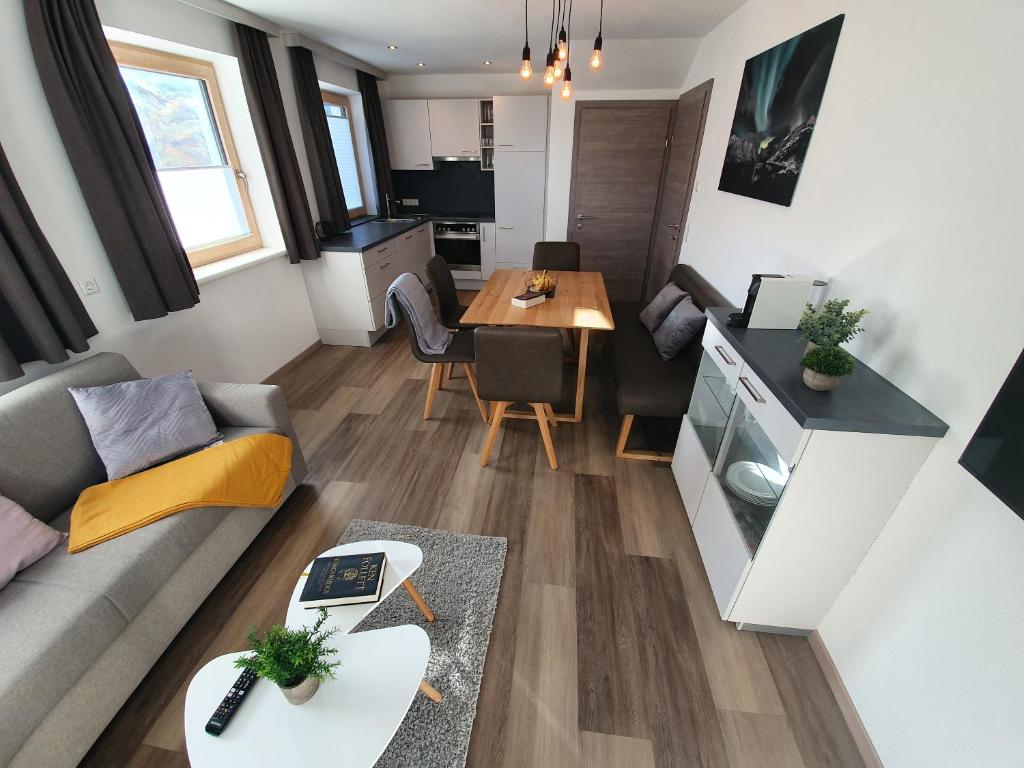 een woonkamer met een bank en een tafel bij Beim Nannerl in Forstau