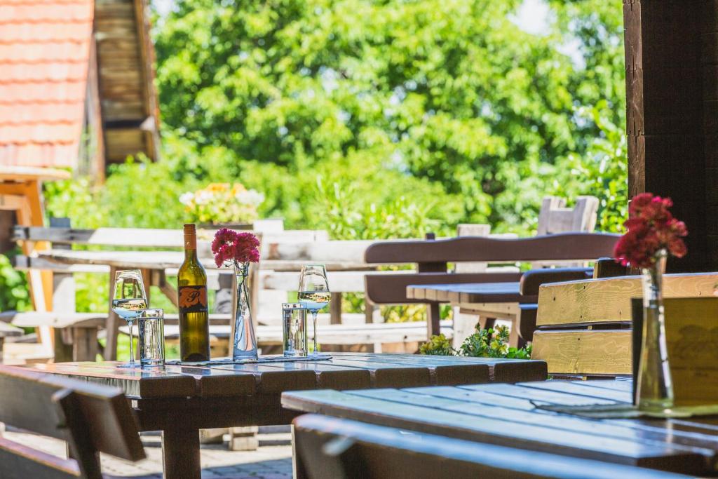 Restaurace v ubytování Weingut & Buschenschank Pölzl