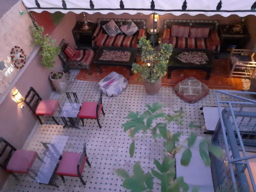 uma vista superior de uma sala de estar com mobiliário em Riad Simon em Marrakech