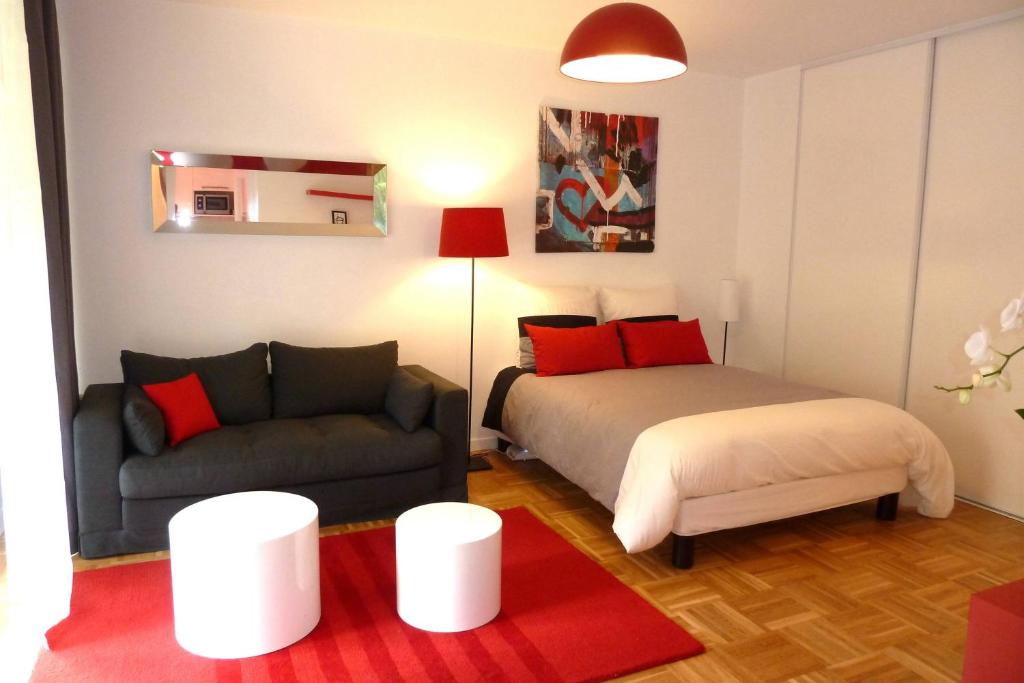 a small bedroom with a bed and a couch at Appartement Monplaisir Part Dieu in Lyon
