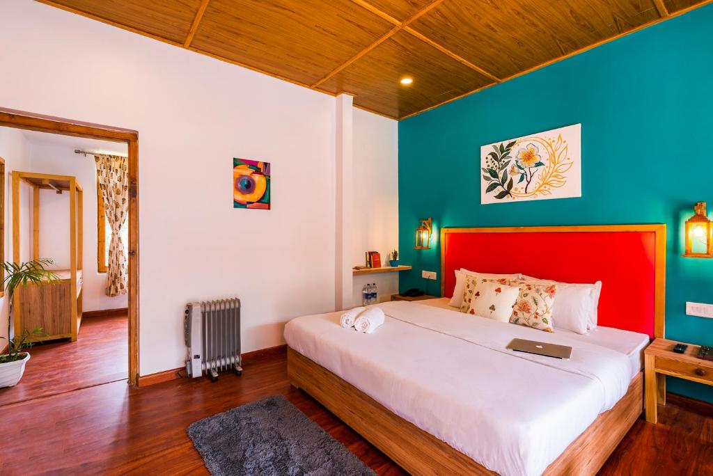 Postel nebo postele na pokoji v ubytování Zen Manali by Keekoo Stays