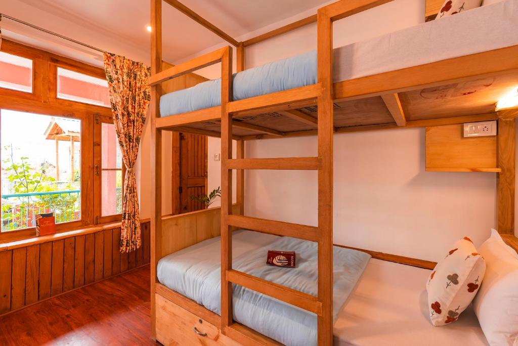 Postel nebo postele na pokoji v ubytování Zen Manali by Keekoo Stays