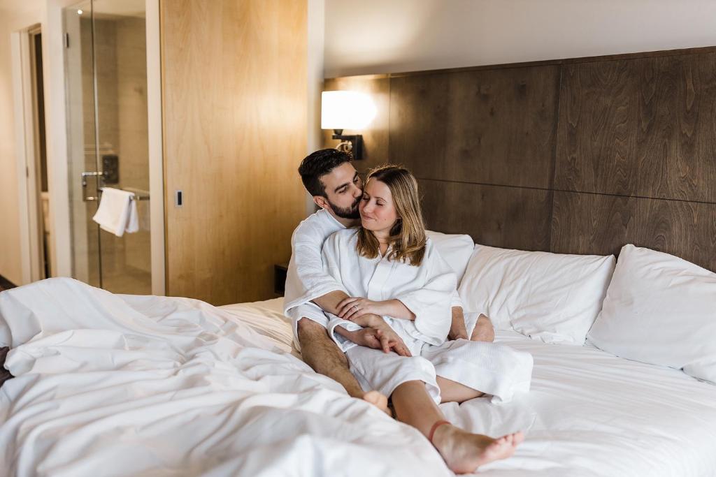 Postel nebo postele na pokoji v ubytování Hôtel & Suites Normandin Lévis