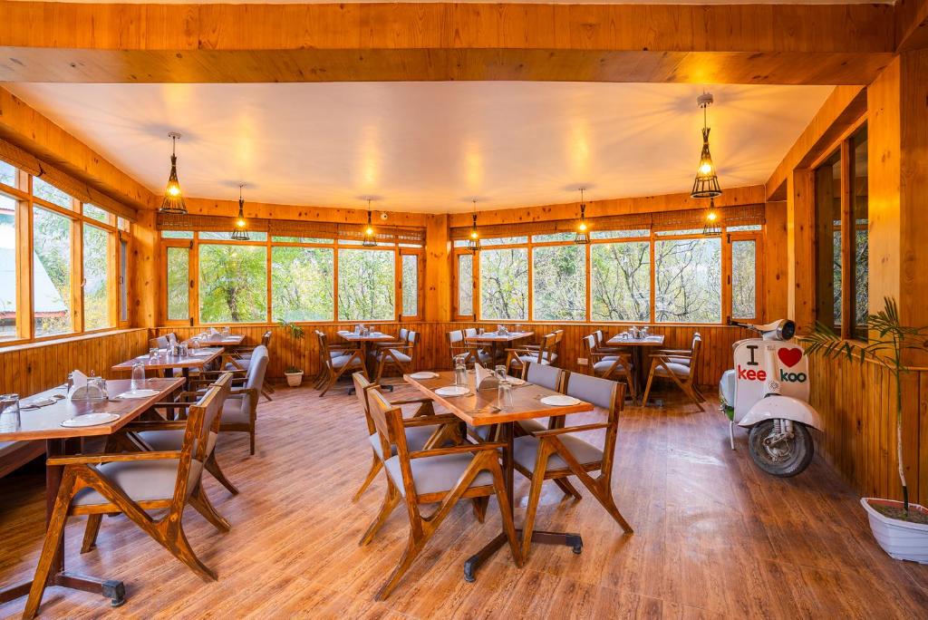 Restaurace v ubytování Zen Manali by Keekoo Stays