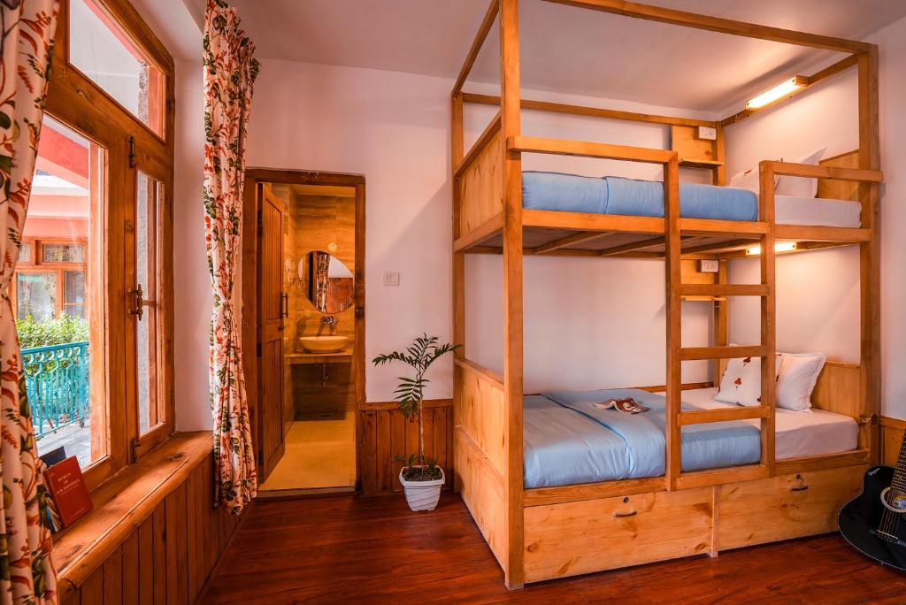 Postel nebo postele na pokoji v ubytování Zen Manali by Keekoo Stays