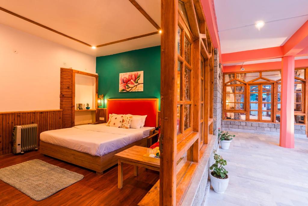 Postel nebo postele na pokoji v ubytování Zen Manali by Keekoo Stays