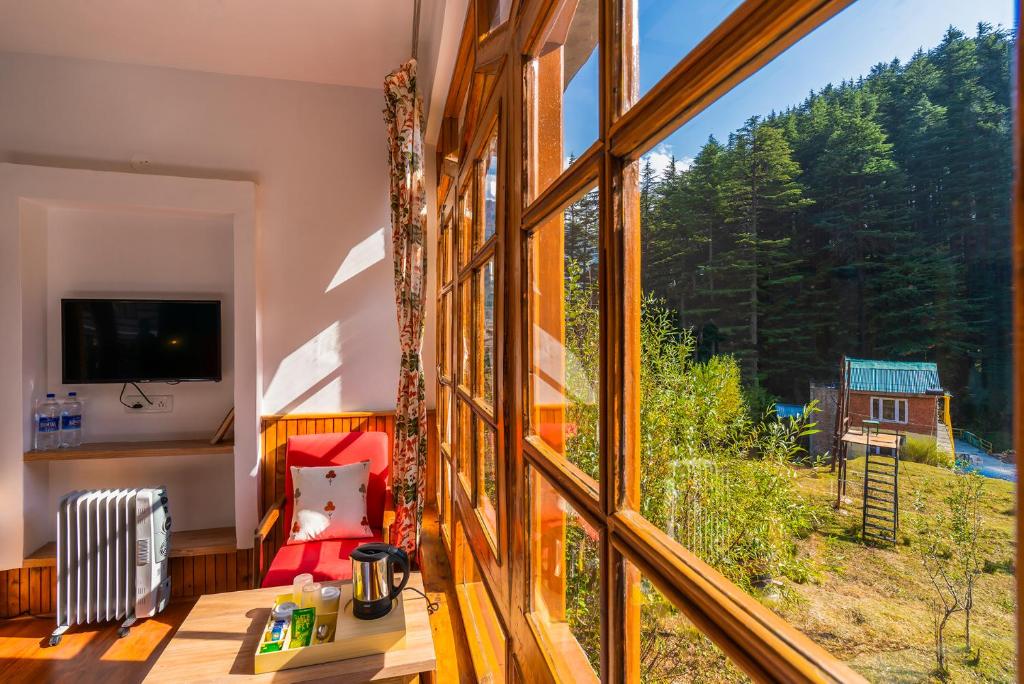 TV a/nebo společenská místnost v ubytování Zen Manali by Keekoo Stays
