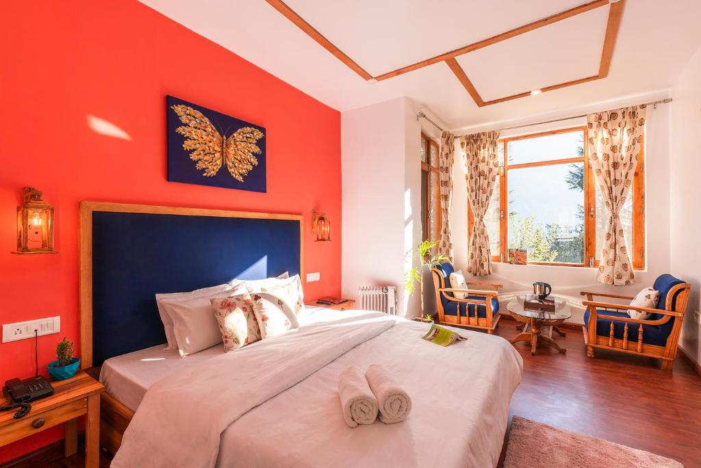 Postel nebo postele na pokoji v ubytování Zen Manali by Keekoo Stays