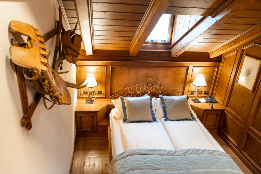 Postel nebo postele na pokoji v ubytování Ambra Cortina Luxury&Fashion Hotel