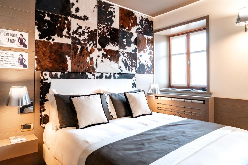 Postel nebo postele na pokoji v ubytování Ambra Cortina Luxury&Fashion Hotel