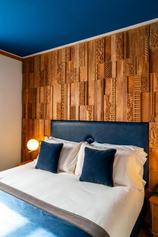 Postel nebo postele na pokoji v ubytování Ambra Cortina Luxury&Fashion Hotel