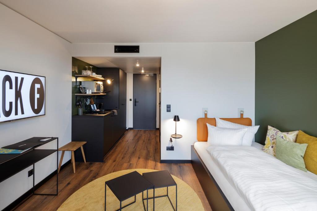 Postel nebo postele na pokoji v ubytování Black F House - Serviced Apartments