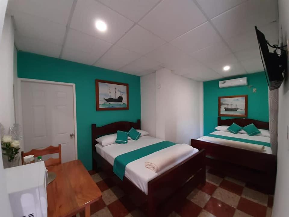 Una cama o camas en una habitación de SAINT Charles Inn, Belize Central America