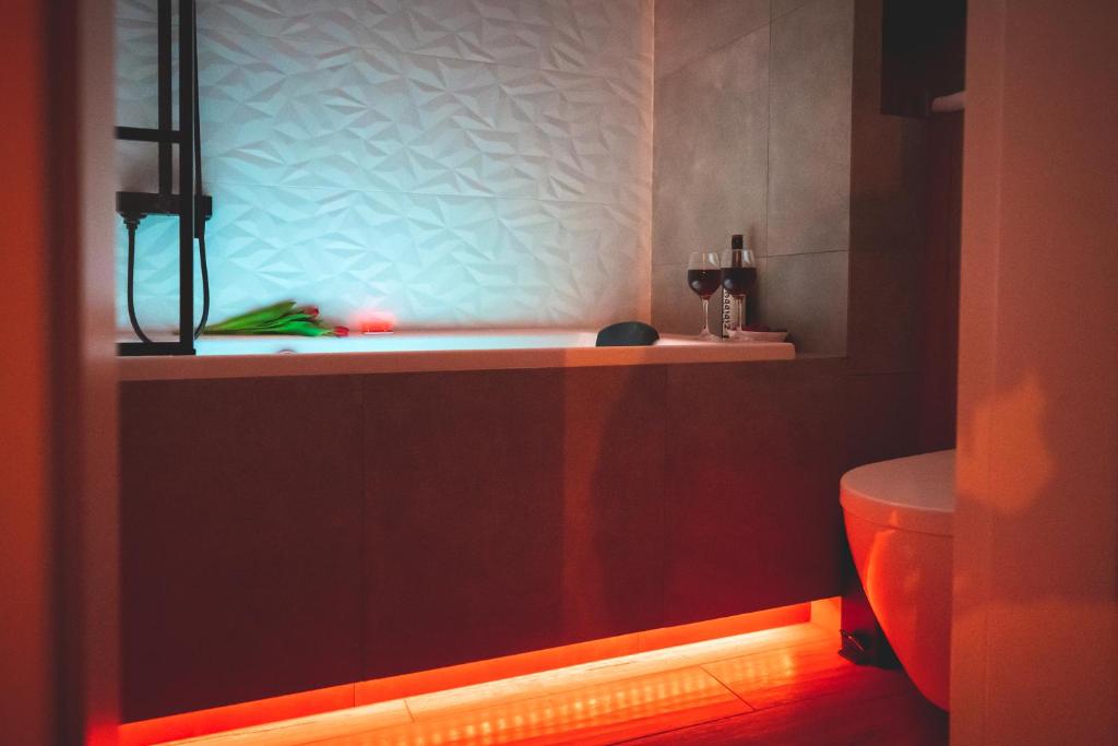 Fotografia z galérie ubytovania Movie Jacuzzi Apartment at the Main Station by Noclegi Renters v Krakove