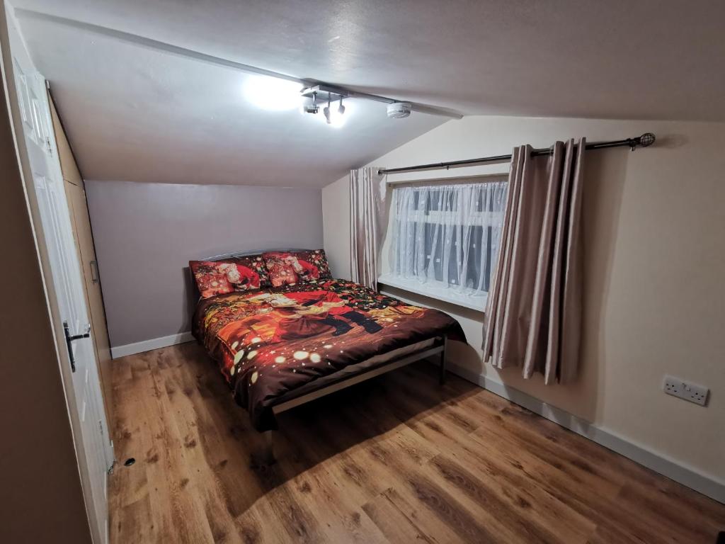 - une petite chambre avec un lit et une fenêtre dans l'établissement Palaz 1 - 2 Bedroom Garden Flat, à Edmonton