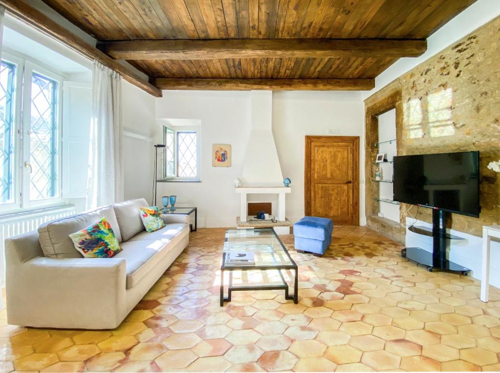 a living room with a couch and a tv at Residenza Ucci Alì in Crotone