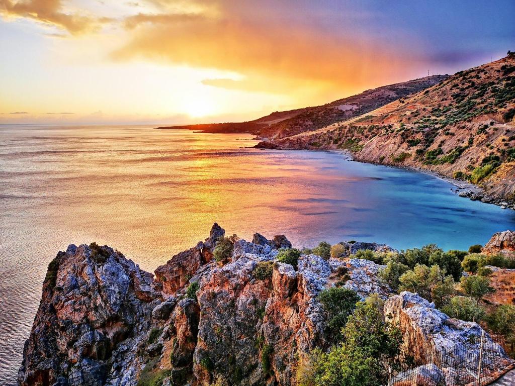 ロダキノにあるAkropolis Studiosの崖からの海の景色