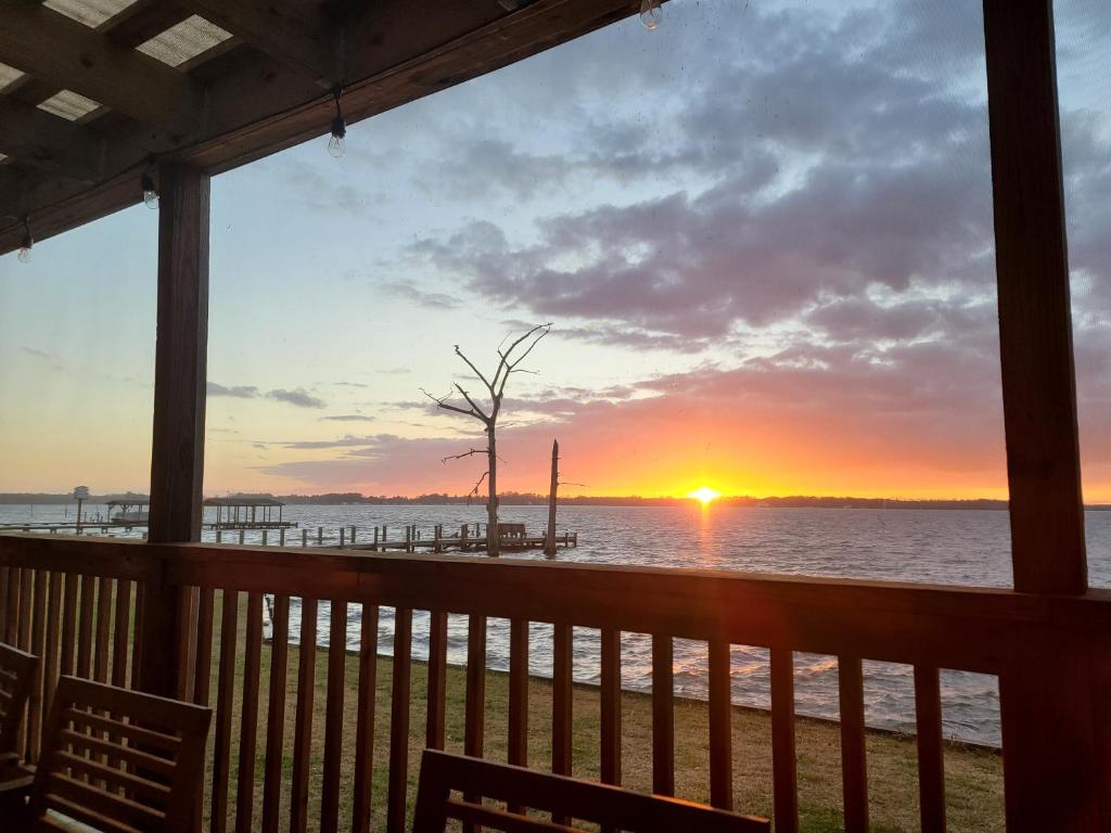 Blick auf den Sonnenuntergang von der Veranda eines Hauses in der Unterkunft Dances Bay in Elizabeth City