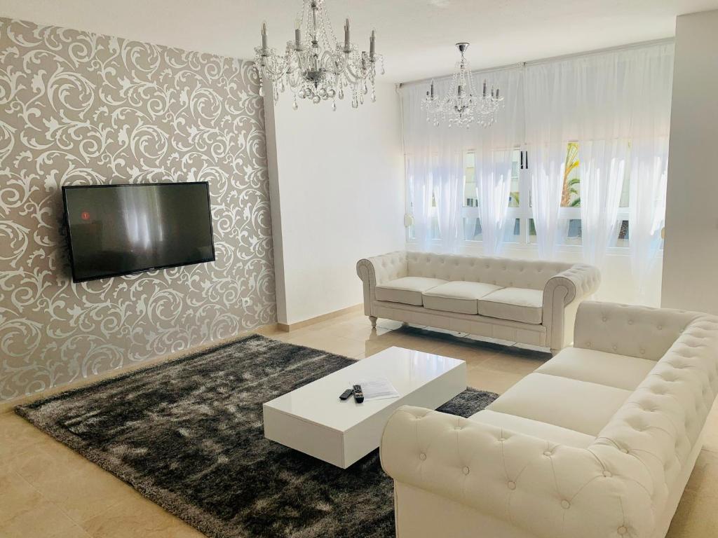 TV a/nebo společenská místnost v ubytování Apartamentos Yanina Gran Alacant