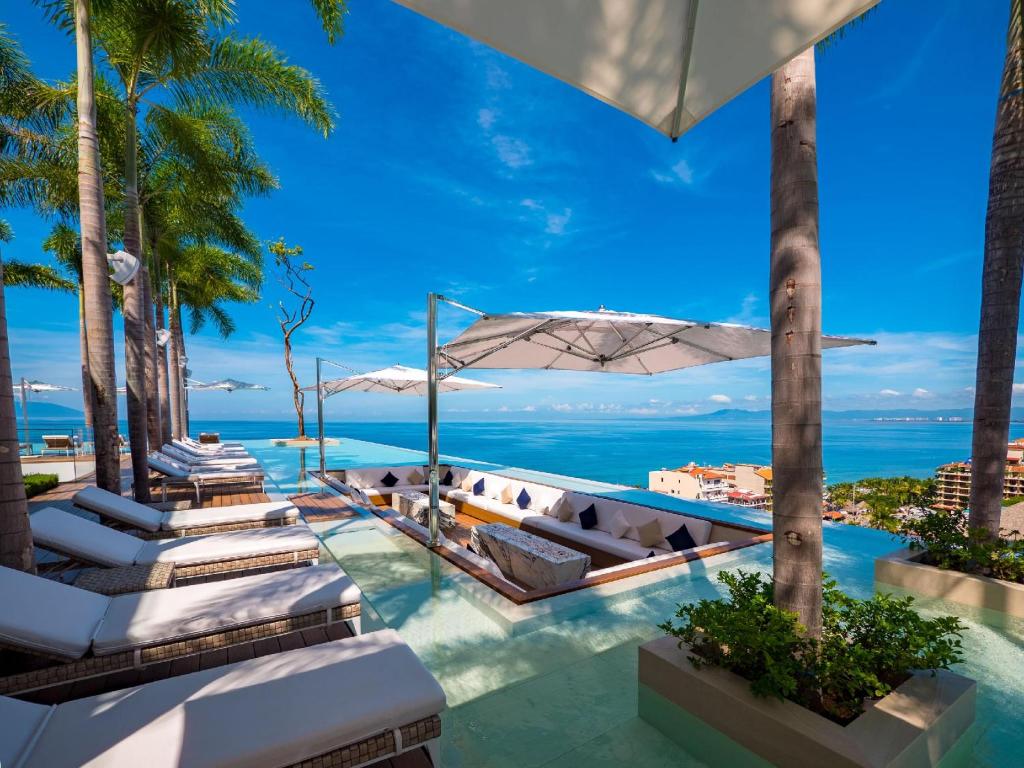een uitzicht op de oceaan vanaf het overloopzwembad van het resort bij PIER 57 - 610 2 BR & Best Sunset Rooftop in PV in Puerto Vallarta