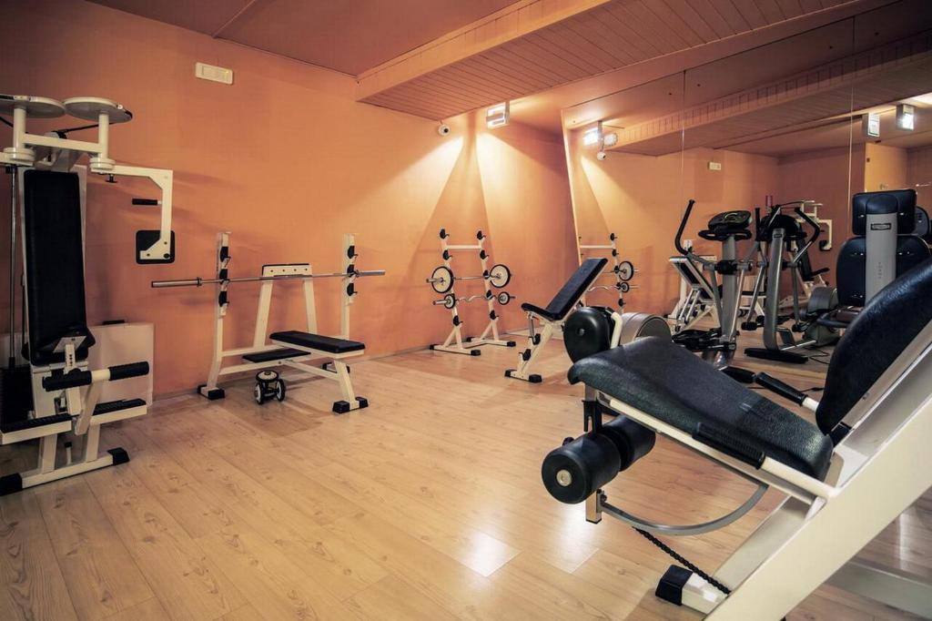 Posilňovňa alebo fitness centrum v ubytovaní Appartamenti Dolomiti con piscina e sauna