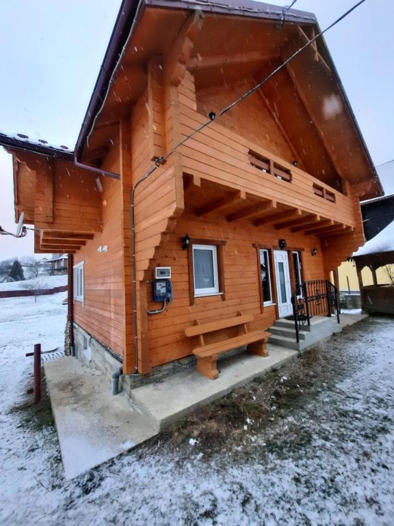 ein Blockhaus mit Schnee auf dem Boden in der Unterkunft Гостинний двір Матійчуків in Worochta