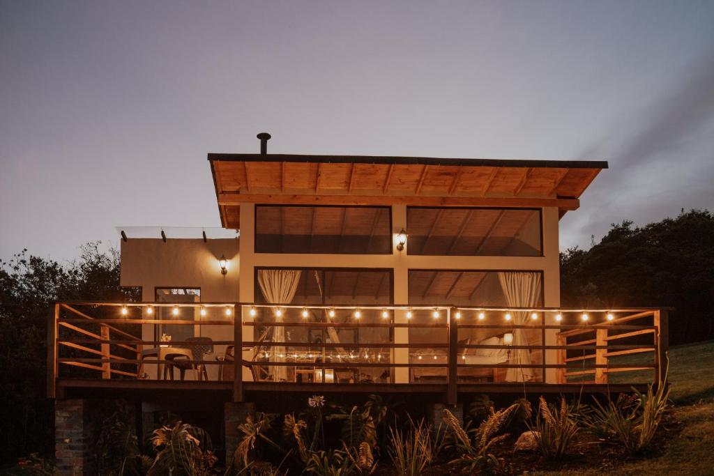 una casa con una gran terraza con luces. en La Comarca de los Sueños, en Sopó