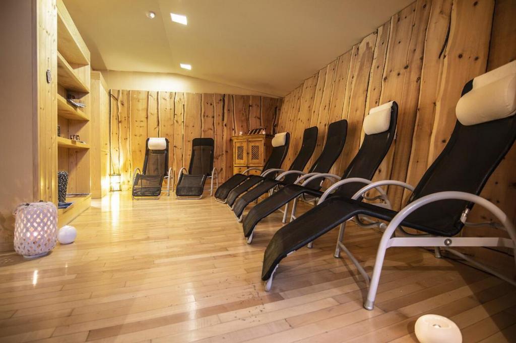 Posedenie v ubytovaní Appartamenti Dolomiti con piscina e sauna