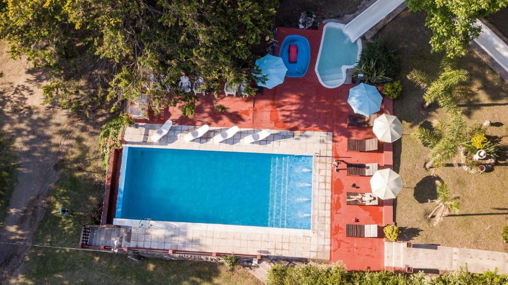 una vista aérea de una piscina y un complejo en Cabañas Trancas y Barrancas en Río Ceballos