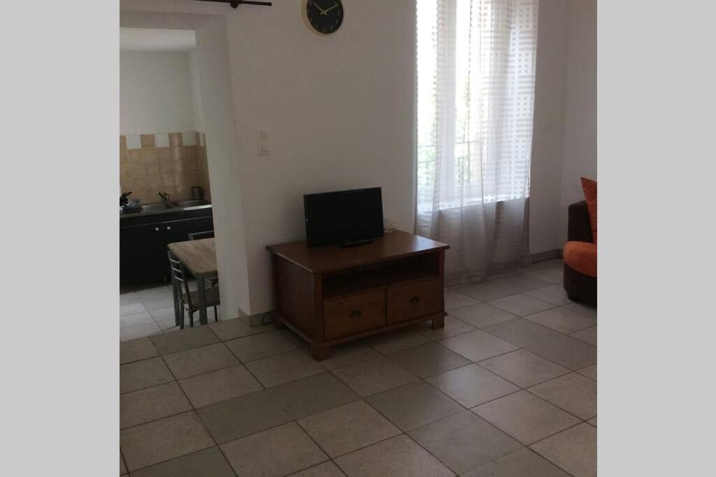 TV a/nebo společenská místnost v ubytování Studio confortable 33 m2