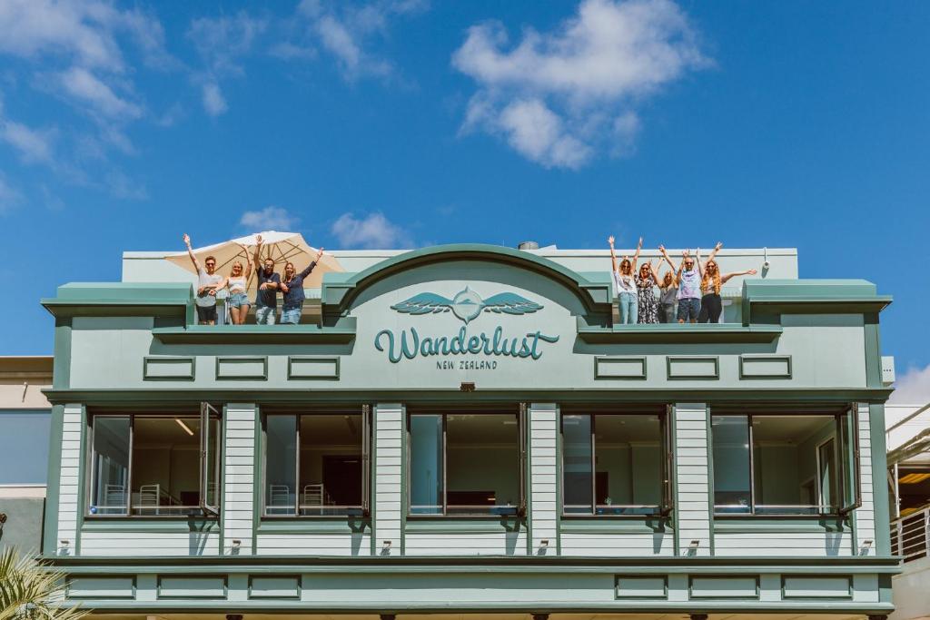 Un groupe de personnes debout au sommet d'un bâtiment dans l'établissement Wanderlust NZ, à Tauranga