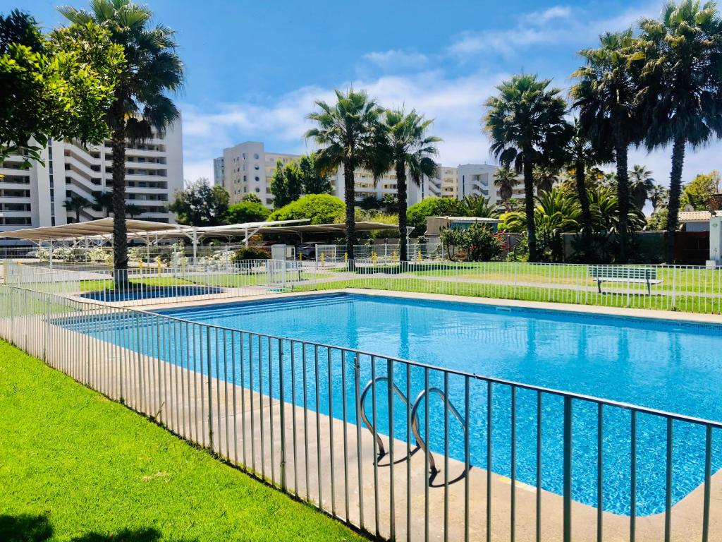 una piscina con una valla alrededor en Departamento La Serena Avenida Del Mar en La Serena