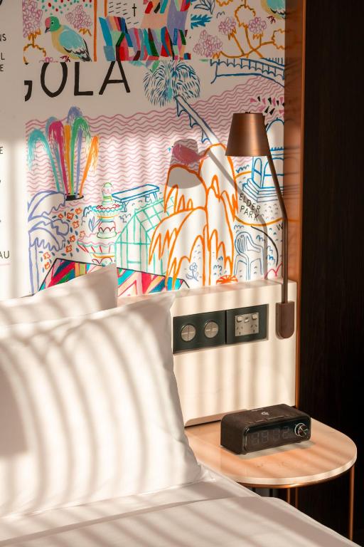 Postel nebo postele na pokoji v ubytování Hotel Indigo Adelaide Markets by IHG