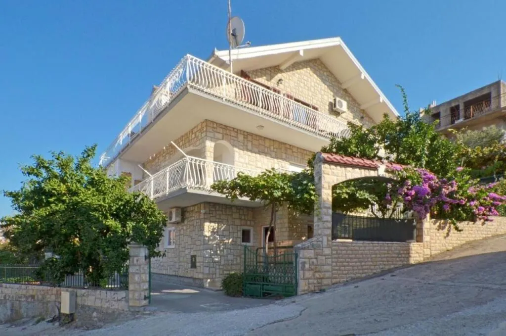 Apartments Jakov - close to the sea & free parking space, Centola, Croatia