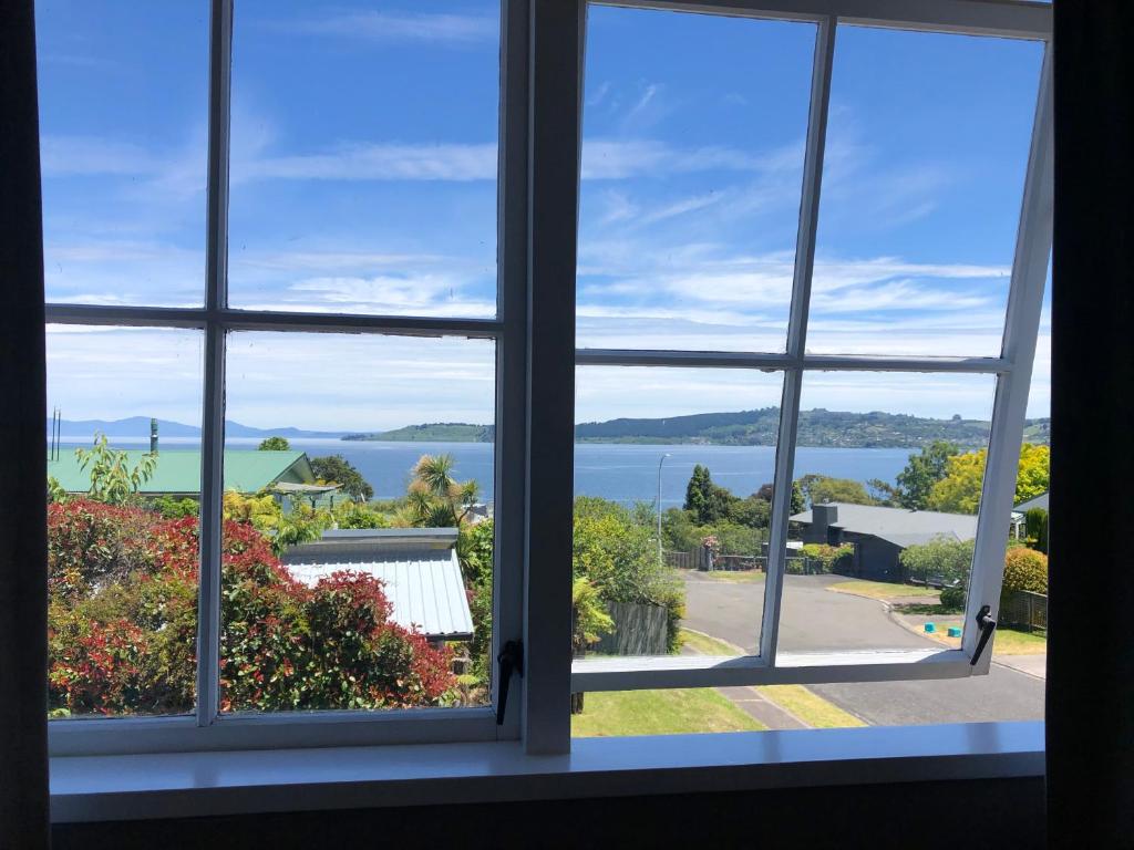 2mins to lakefront Family Retreat