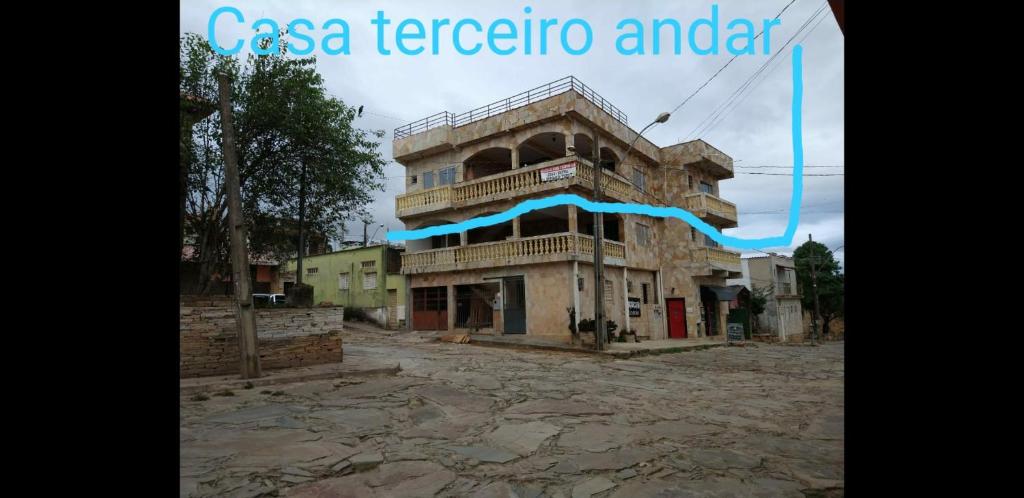 un antiguo edificio en una ciudad con las palabras csa terezico interior en Casa Linda e Arejada, en São Thomé das Letras