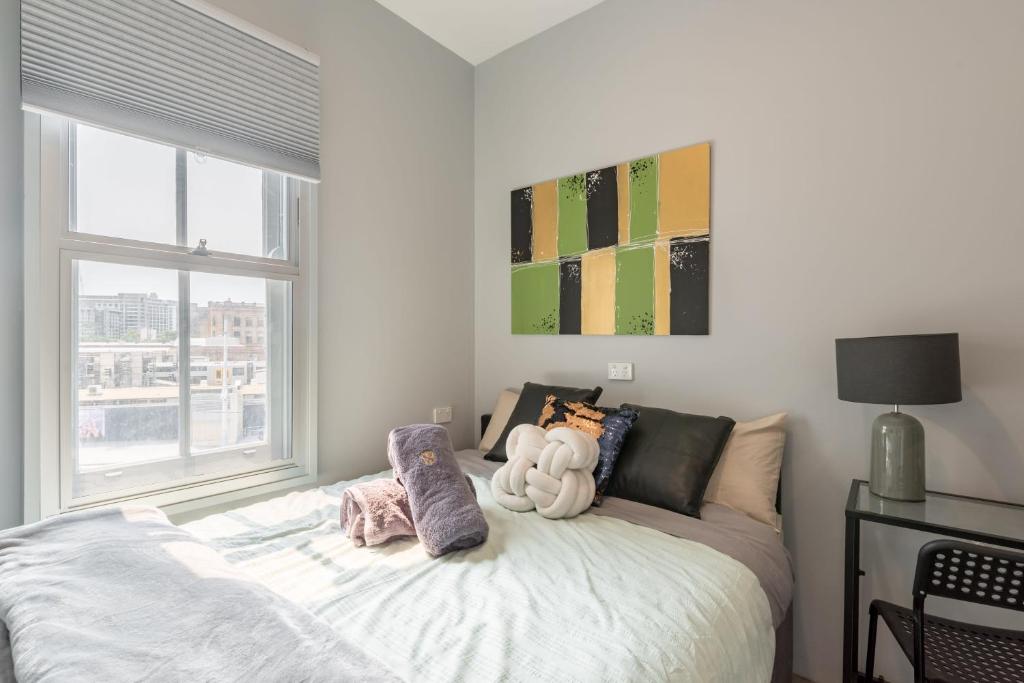 una camera da letto con un letto con sopra degli animali di peluche di 1 Private Double Room in Sydney CBD Near Train UTS DarlingHar&ICC&Chinatown with ensuite - ROOM ONLY a Sydney